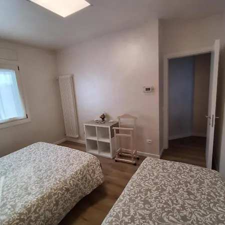 Nirvana's 1 Near Venice شقة